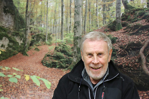 Peter Wrl vor Bild der Teufelskche